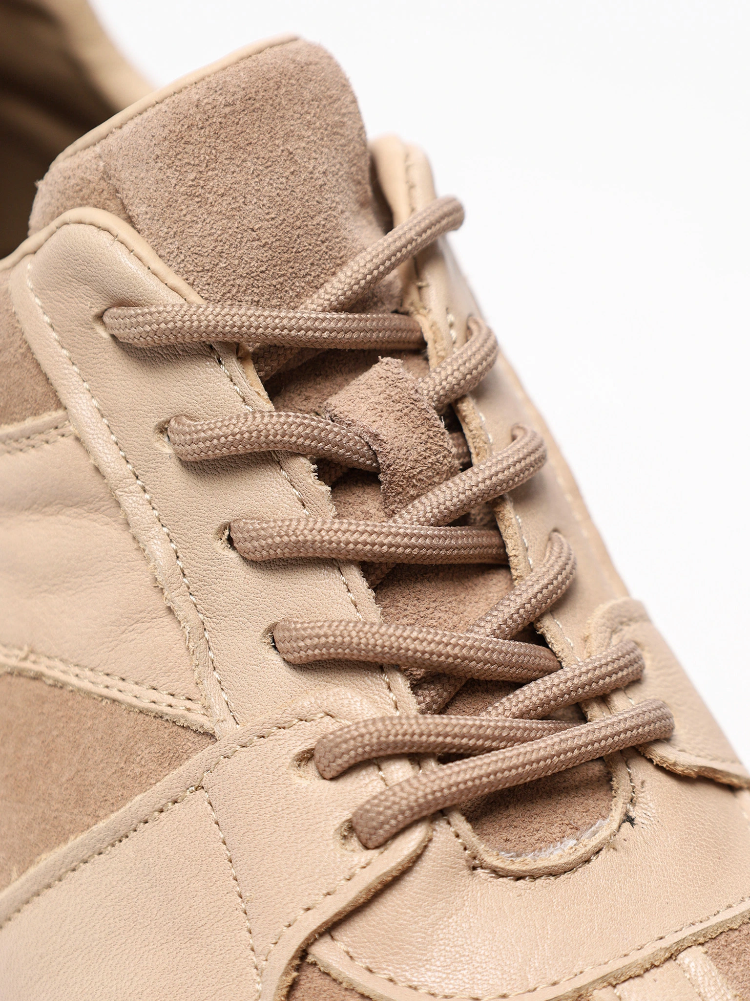 Кроссовки комбинированные бежевого цвета на рельефной подошве